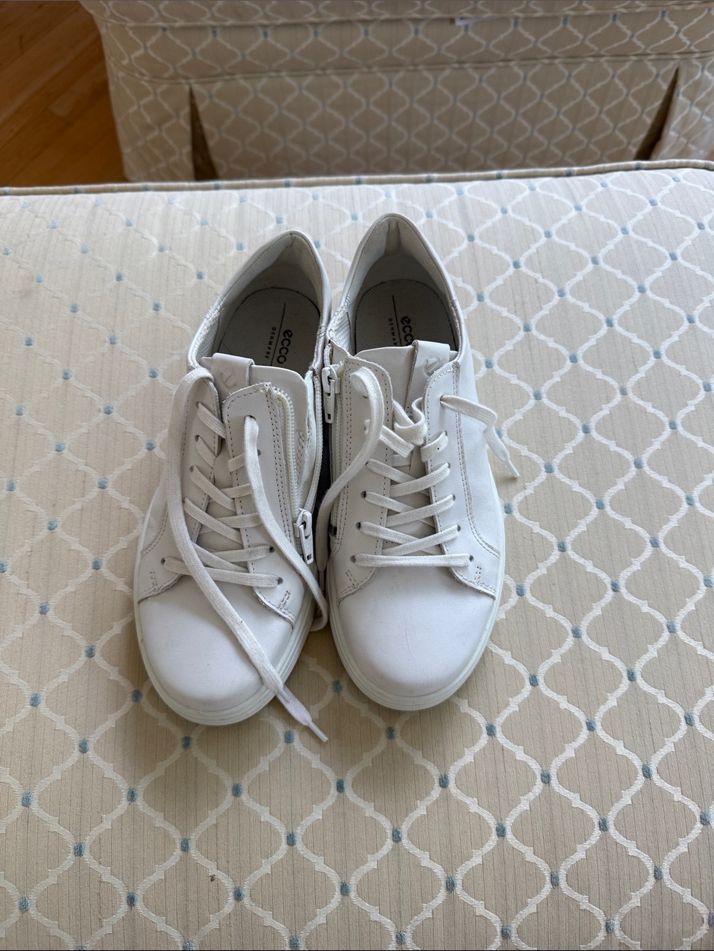EccoWhite Leather Low-Top Sneakers with Side Zipper, size 36